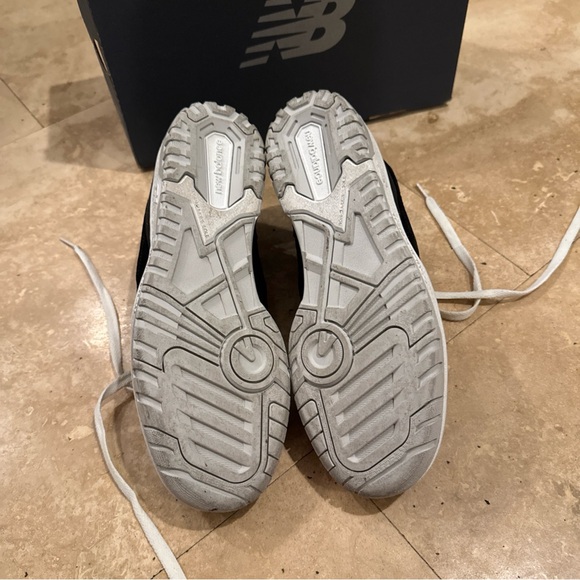 New Balance mens Black and White Sneakers size 9 - Picture 6 of 8